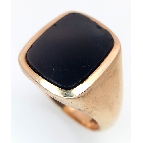 246 - A Vintage 9K Yellow Gold Onyx Signet Ring. Size V. 9.1g.