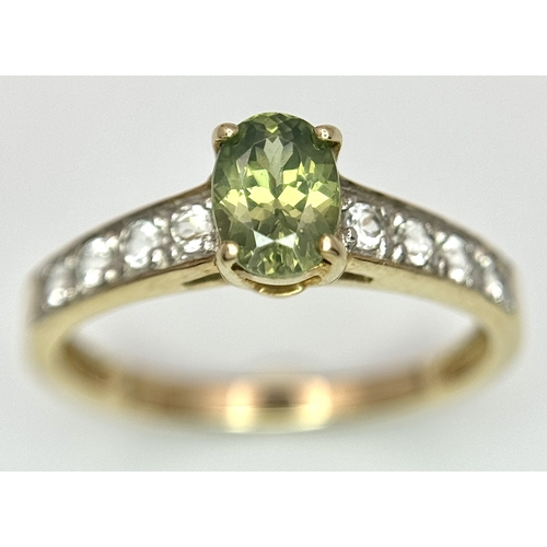 42 - Extremely attractive 9 CARAT GOLD RING, SET WITH PERIDOT and TOPAZ. Full UK hallmark. 2.1 grams. Siz... 