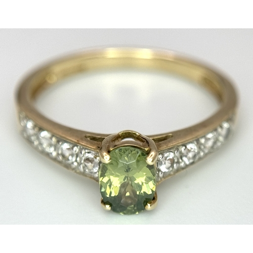 42 - Extremely attractive 9 CARAT GOLD RING, SET WITH PERIDOT and TOPAZ. Full UK hallmark. 2.1 grams. Siz... 