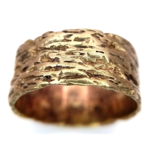 9 - A 9K Yellow Gold Decorative Bark Effect Band Ring - Size V. 6.93g