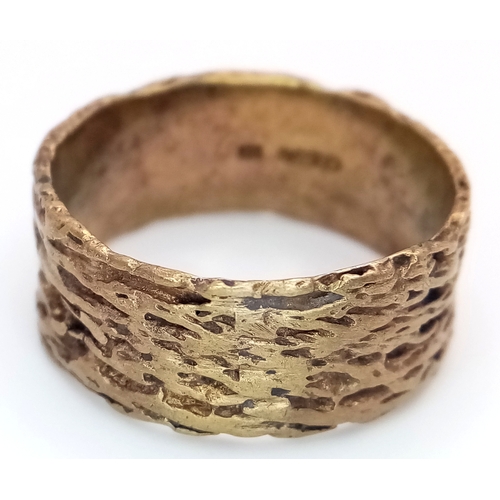 9 - A 9K Yellow Gold Decorative Bark Effect Band Ring - Size V. 6.93g