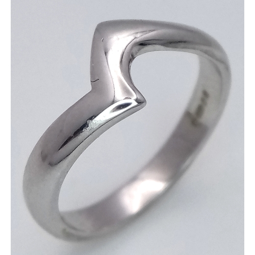 211 - An 18K White Gold Abstract Band Ring. Size J. 3.2g