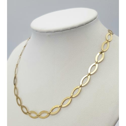 255 - A 9K Yellow Gold Oval Link Necklace with Matching Earrings.
38cm and 2.5cm drop. 4.5g