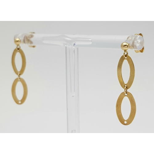 255 - A 9K Yellow Gold Oval Link Necklace with Matching Earrings.
38cm and 2.5cm drop. 4.5g