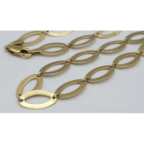 255 - A 9K Yellow Gold Oval Link Necklace with Matching Earrings.
38cm and 2.5cm drop. 4.5g