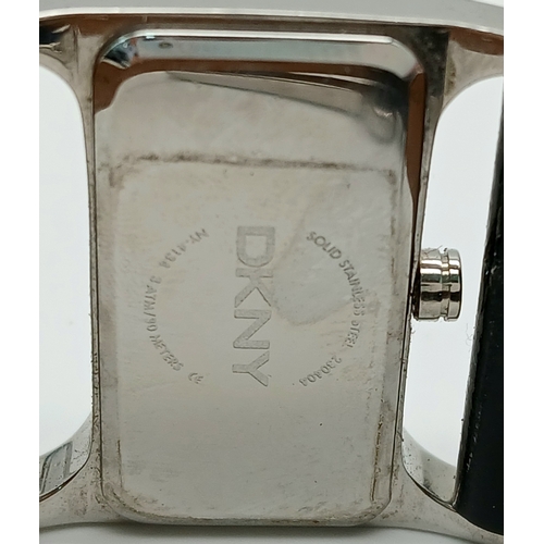 480 - A DKNY Quartz Fashion Watch. Needs a battery so as found.