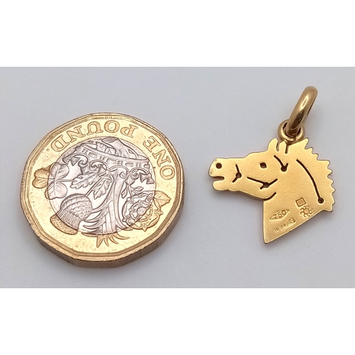 222 - An 18K Yellow Horse Head Pendant. 2.5cm. 3.65g. Ref: 61401