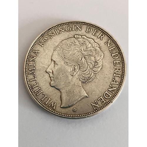 448 - 1940 NETHERLANDS SILVER  2 1/2 GILDER COIN . Extra fine condition. Excellent detail and definition t... 