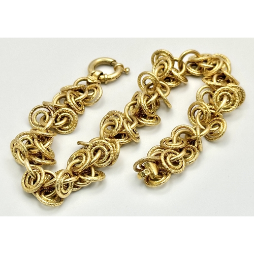 17 - A 9K Yellow Gold Circle Link Fashion Bracelet. 18cm. 11.6g