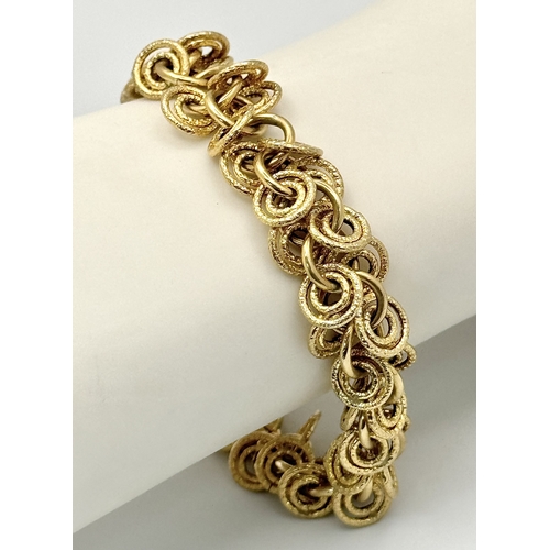 17 - A 9K Yellow Gold Circle Link Fashion Bracelet. 18cm. 11.6g