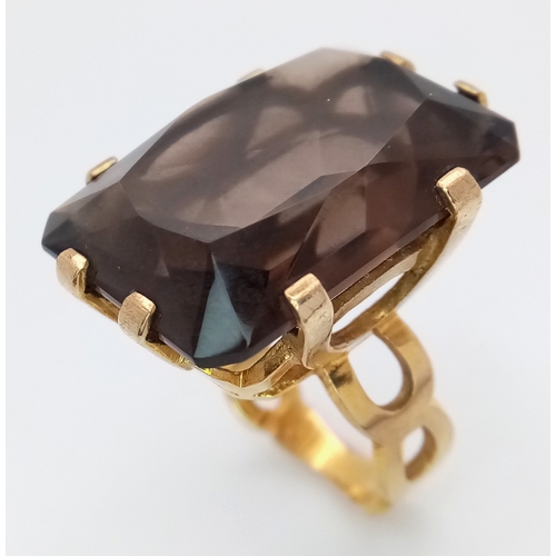 211 - A 9K Yellow Gold Smoky Quartz Ring. Large rectangular centre stone. Size M 1/2. 12.88g