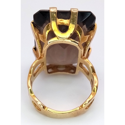 211 - A 9K Yellow Gold Smoky Quartz Ring. Large rectangular centre stone. Size M 1/2. 12.88g