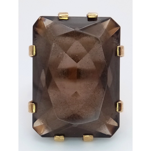 211 - A 9K Yellow Gold Smoky Quartz Ring. Large rectangular centre stone. Size M 1/2. 12.88g