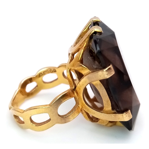 211 - A 9K Yellow Gold Smoky Quartz Ring. Large rectangular centre stone. Size M 1/2. 12.88g