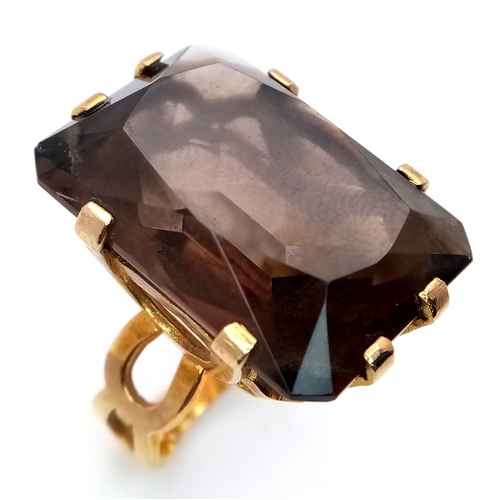 211 - A 9K Yellow Gold Smoky Quartz Ring. Large rectangular centre stone. Size M 1/2. 12.88g