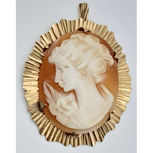 550 - A 9K Yellow Gold Cameo Pendant. 4.5cm. 6g.