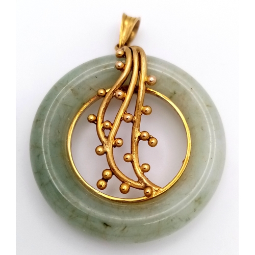 80 - A 14K Yellow Gold and Pale Green Jade Circular Pendant. 3.2cm diameter. 12.84g