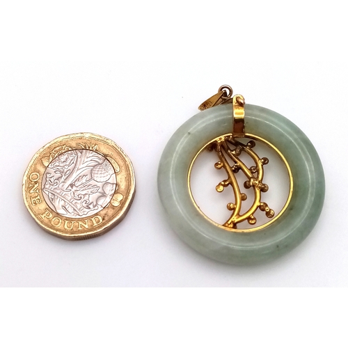 80 - A 14K Yellow Gold and Pale Green Jade Circular Pendant. 3.2cm diameter. 12.84g