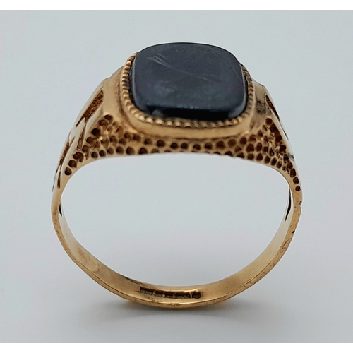 1372 - A Men’s Hallmarked 1865/66 9 Carat Gold Black Stone Intaglio Ring (possibly also a used as a seal) S... 