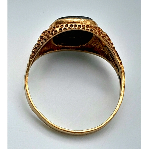 1372 - A Men’s Hallmarked 1865/66 9 Carat Gold Black Stone Intaglio Ring (possibly also a used as a seal) S... 