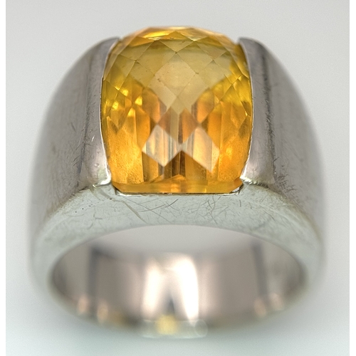 15 - A Vintage 18K White Gold Citrine Ring. A beautifully faceted 6ct central citrine. Size Q. 16.1g