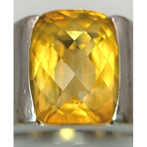 15 - A Vintage 18K White Gold Citrine Ring. A beautifully faceted 6ct central citrine. Size Q. 16.1g