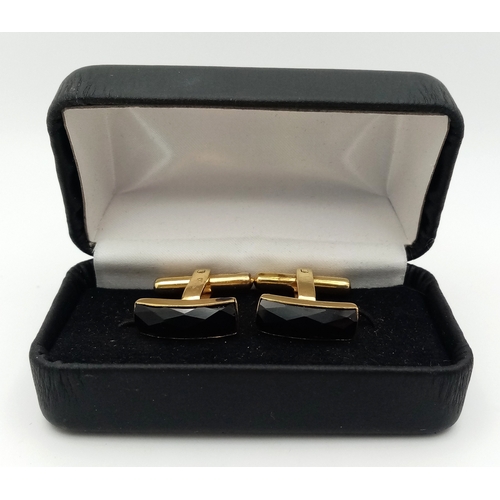 43 - A Pair of Rich 18K Yellow Gold and Black Onyx Cufflinks. 9.4g