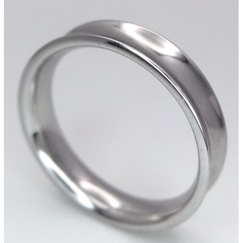 81 - A 9K WHITE GOLD CONCAVE BAND RING 6.1G TOTAL WEIGHT, SIZE W. Ref: SC 4009