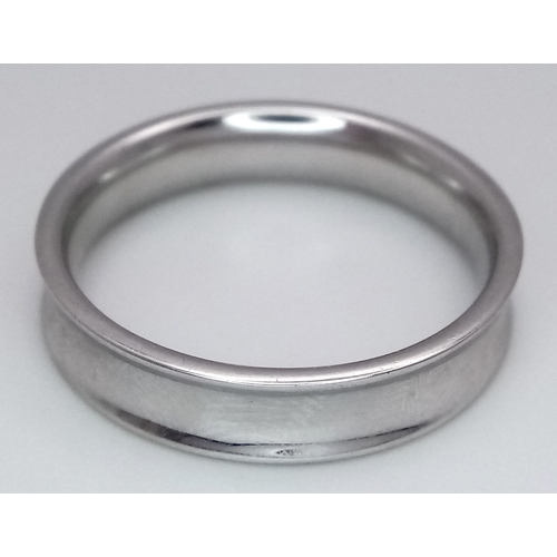 81 - A 9K WHITE GOLD CONCAVE BAND RING 6.1G TOTAL WEIGHT, SIZE W. Ref: SC 4009