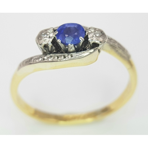 135 - AN 18K YELLOW GOLD & PLATINUM VINTAGE DIAMOND & SAPPHIRE THREE STONE TWIST RING 2.6G TOTAL WEIGHT, S... 