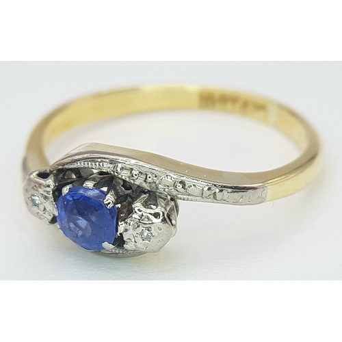 135 - AN 18K YELLOW GOLD & PLATINUM VINTAGE DIAMOND & SAPPHIRE THREE STONE TWIST RING 2.6G TOTAL WEIGHT, S... 