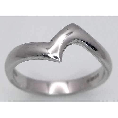 211 - An 18K White Gold Abstract Band Ring. Size J. 3.2g