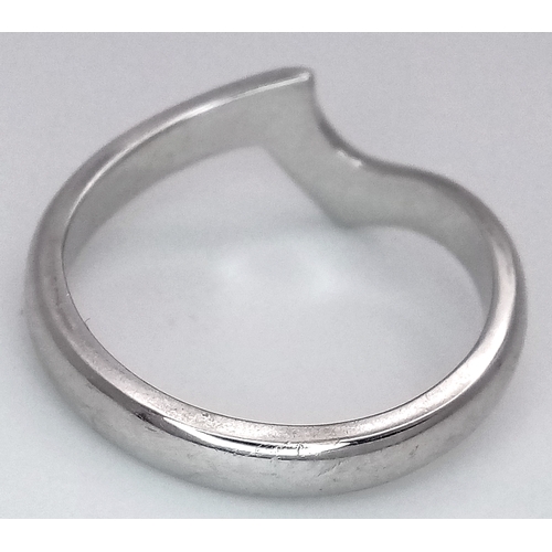 211 - An 18K White Gold Abstract Band Ring. Size J. 3.2g