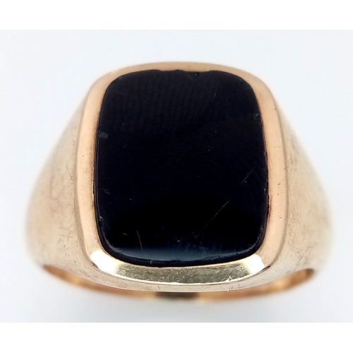 246 - A Vintage 9K Yellow Gold Onyx Signet Ring. Size V. 9.1g.