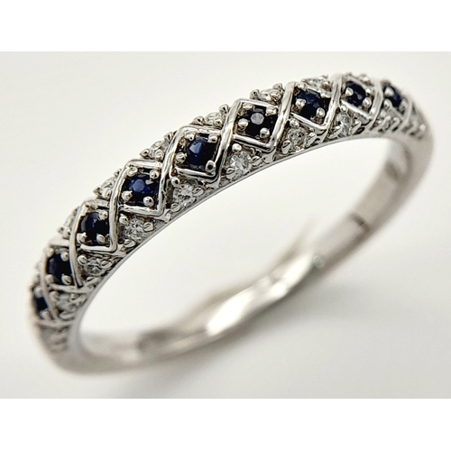 313 - AN 18K WHITE GOLD FANCY ZIG ZAG PATTERN DIAMOND & SAPPHIRE BAND RING 2.5G SIZE N. Ref: SC 4045