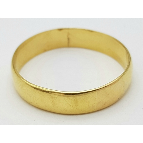 331 - A Vintage 18K Yellow Gold Band Ring. 4mm width. 2.85g