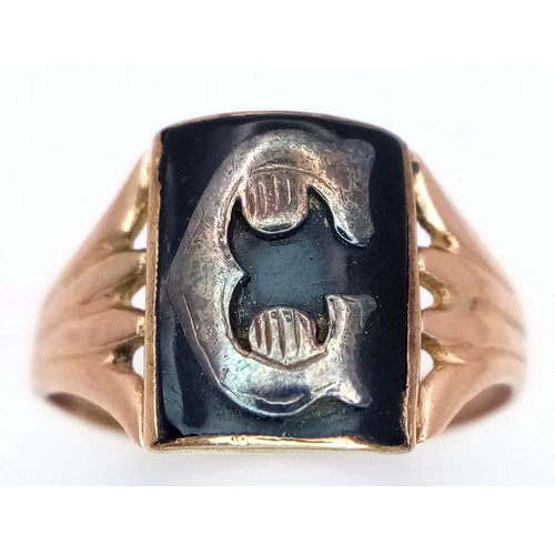 404 - A 9K ROSE GOLD VINTAGE ONYX SET INITIAL C RING 2.8G TOTAL WEIGHT, SIZE S. Ref: 9302