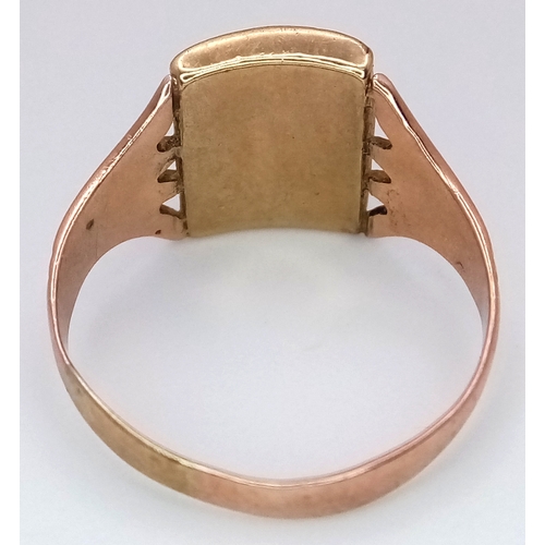 404 - A 9K ROSE GOLD VINTAGE ONYX SET INITIAL C RING 2.8G TOTAL WEIGHT, SIZE S. Ref: 9302