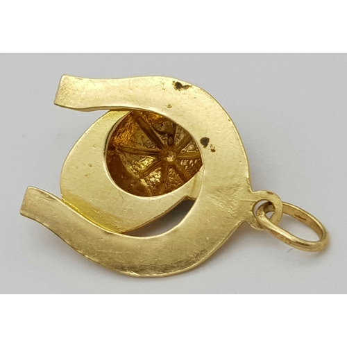 488 - A 9K YELLOW GOLD LUCKY HORSESHOE WITH JOCKEYS CAP ENAMELLED 2.6G TOTAL WEIGHT, 2CM x 2.3CM. Ref: SC ... 