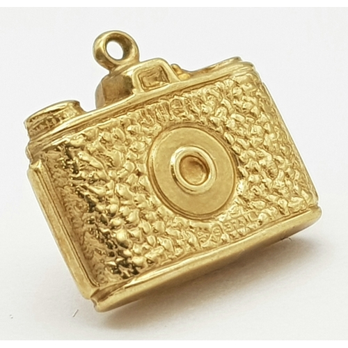 509 - A 9K YELLOW GOLD CAMERA CHARM. 0.9G. A/S1213.