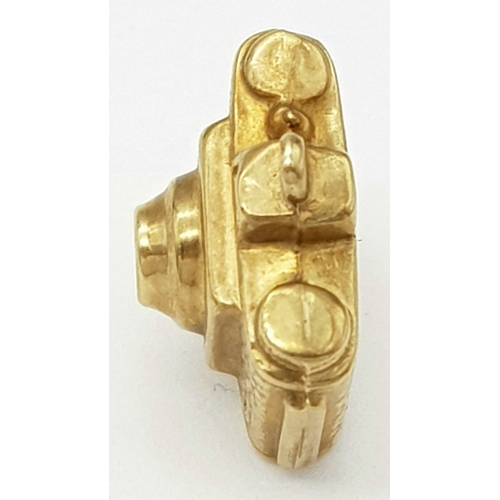 509 - A 9K YELLOW GOLD CAMERA CHARM. 0.9G. A/S1213.