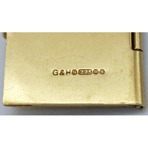 530 - A 9K YELLOW GOLD PASSPORT CHARM WHICH OPENS AND HAS THE STAMPED BOOK INSIDE 3G , 25MM X 15MM. Ref: S... 