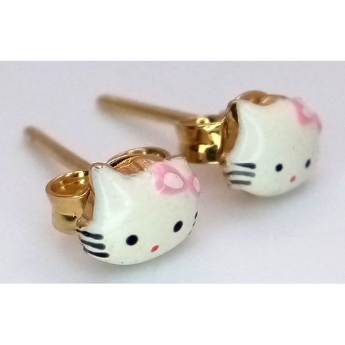 544 - A PAIR OF 18K YELLOW GOLD ENAMELLED HELLO KITTY STUD EARRINGS 1.2G TOTAL WEIGHT. Ref: SC 4074