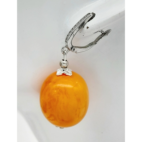 665 - A graduated orange Berber resin necklace with metal accents, and matching 925 silver earrings. Appro... 