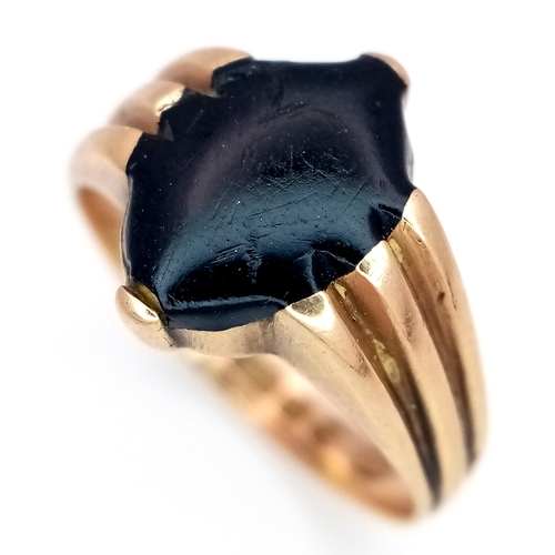 159 - An Antique, Victorian 15K Gold Whitby Jet Signet Ring. Size Q 1/2. 4.95g.