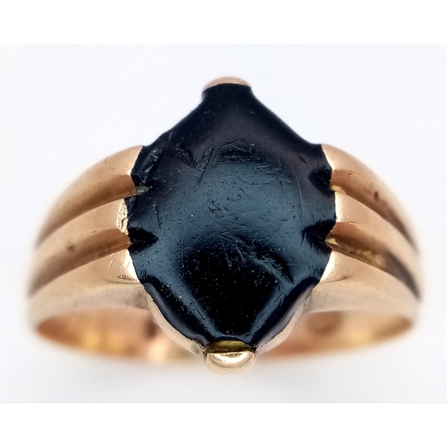 159 - An Antique, Victorian 15K Gold Whitby Jet Signet Ring. Size Q 1/2. 4.95g.