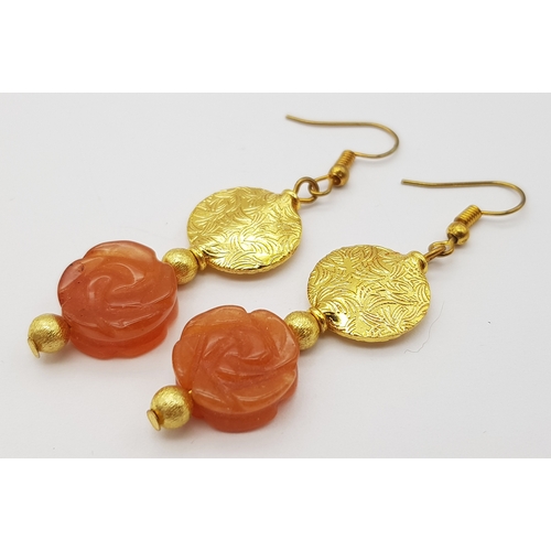 234 - A glamorous, carved carnelian necklace and earrings set with vermeil parts. Necklace length: 52 cm, ... 