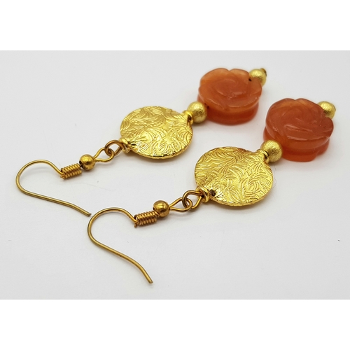 234 - A glamorous, carved carnelian necklace and earrings set with vermeil parts. Necklace length: 52 cm, ... 