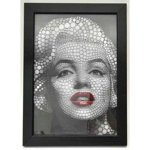 213 - An amazing piece of modern art: A framed, 3D portrait of Marlyn Monroe. This unique method was inven... 