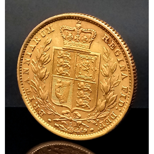 144 - AN 1885 QUEEN VICTORIA YOUNG HEAD, SHIELD BACK, SYDNEY MINT FULL SOVEREIGN. 22K GOLD. C-5018. EF